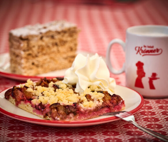 Krönnertorte mit Sahne und Haferl Kaffee