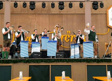 Kerscher Musikanten in Festzelt Krönner